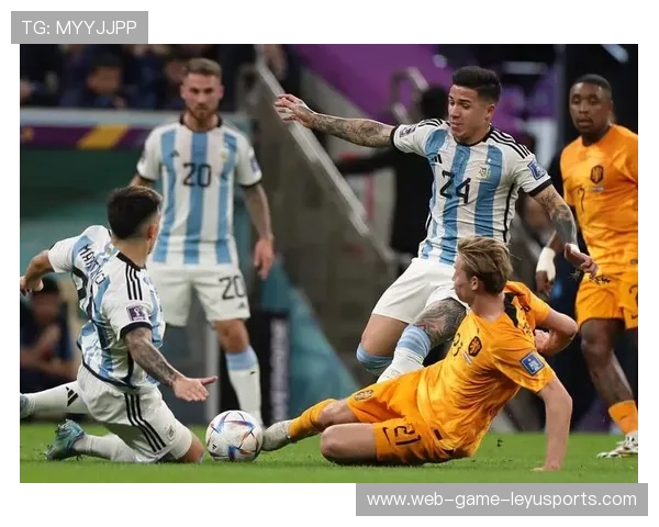 阿坎吉在禁区前沿精准卡位，断下对方直塞球并顺势发动反击