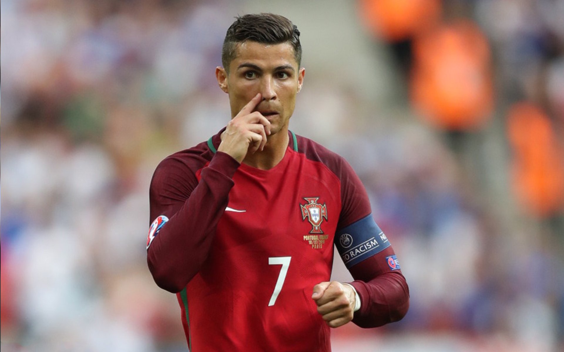 乐鱼体育网址-塞维利亚通过边路起球制造射门机会，塞维利亚队套